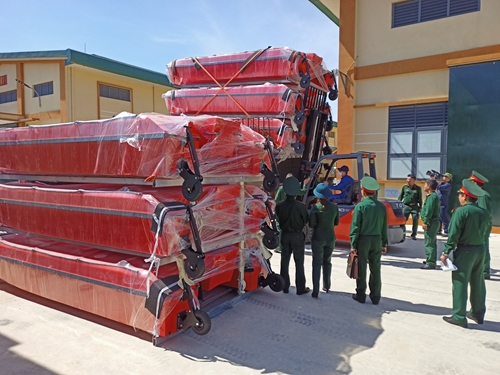 Bộ Tổng tham mưu xuất cấp gần 60 tấn lương khô và hàng nghìn trang thiết bị cứu hộ, cứu nạn